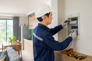 Thợ điện chuyên nghiệp đang kiểm tra bảng điện dân dụng tại Nha Trang